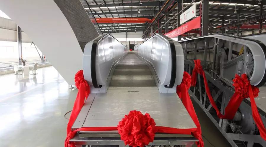 “熱火朝天迎下線，風(fēng)雨無阻忙發(fā)運”—西尼機(jī)電 · 斯圖加特重載自動人行道下線、發(fā)運儀式隆重舉行！