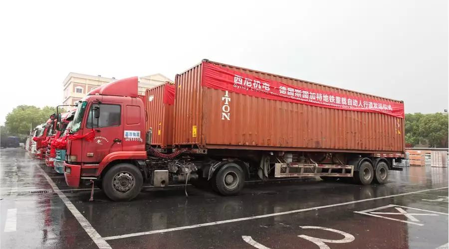 “熱火朝天迎下線，風(fēng)雨無阻忙發(fā)運”—西尼機(jī)電 · 斯圖加特重載自動人行道下線、發(fā)運儀式隆重舉行！