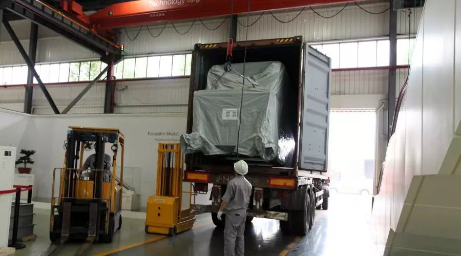 “熱火朝天迎下線，風(fēng)雨無阻忙發(fā)運”—西尼機(jī)電 · 斯圖加特重載自動人行道下線、發(fā)運儀式隆重舉行！